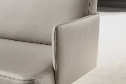 Bank Luisa 2,5-Sitzer mit Armlehne hellgrau