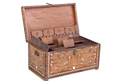 Holztruhe mit Verzierung groß