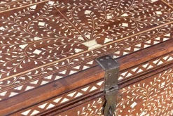 Holztruhe mit Verzierung groß