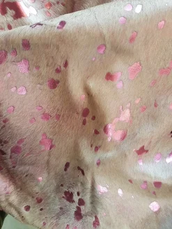 Kuhfell Metallic pink auf creme weiss ca 3-5 qm