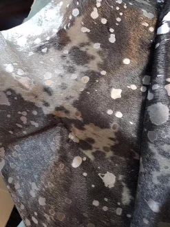 Kuhfell Metallic silber auf schwarz weiss ca 3-5 qm