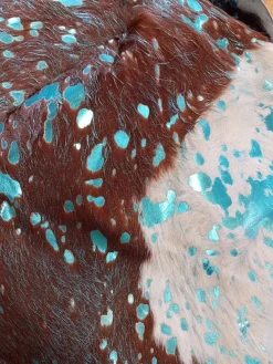 Kuhfell Metallic türkis auf braun/weiss