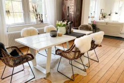 Rattanstuhl mit Armlehne und Metallkufe