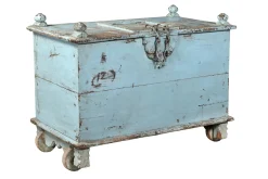 Truhe Vintage hellblau mit Rollen