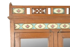 Vitrinenschrank Dutch Style mit Kacheln natur