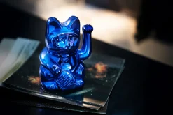 Winkekatze Lucky Cat Cosmic shiny blau